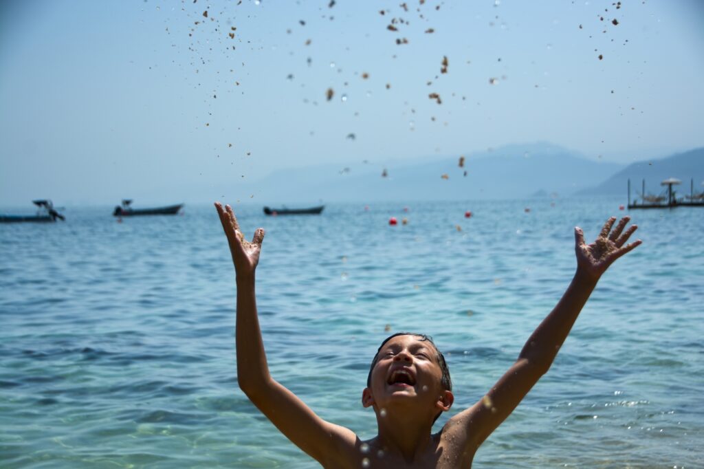 Enzo Pellegrini throwing sand at Las Castelas beach